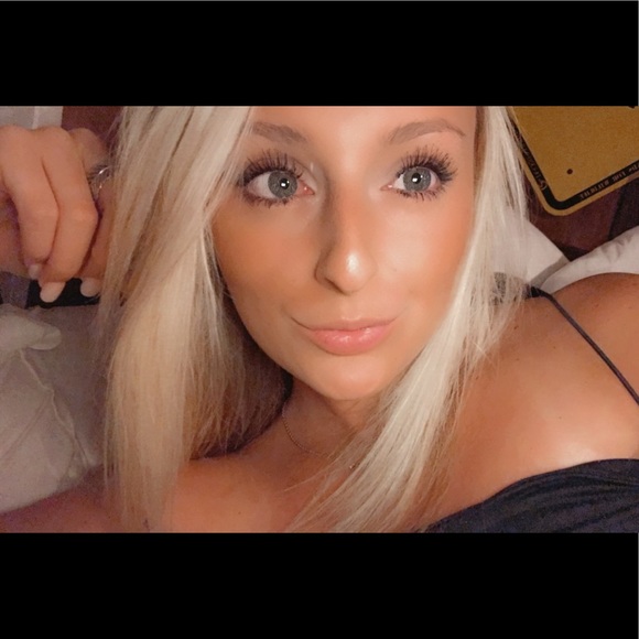 Meet your Posher, Carli - Picture 1 of 1